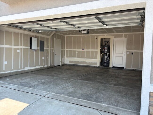 Building Photo - Brand new DR Horton Solar Smart Home