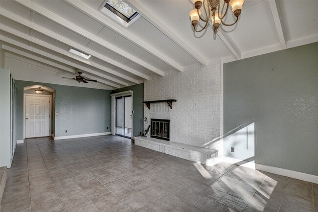 Building Photo - Move in special! 1/2 month off your first ...