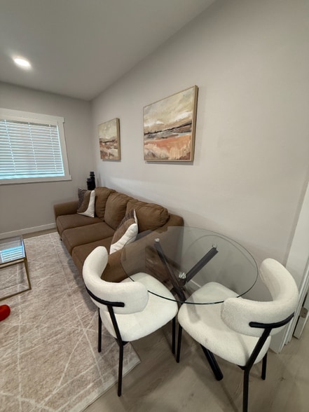 Building Photo - 3013 W Lakeside Dr