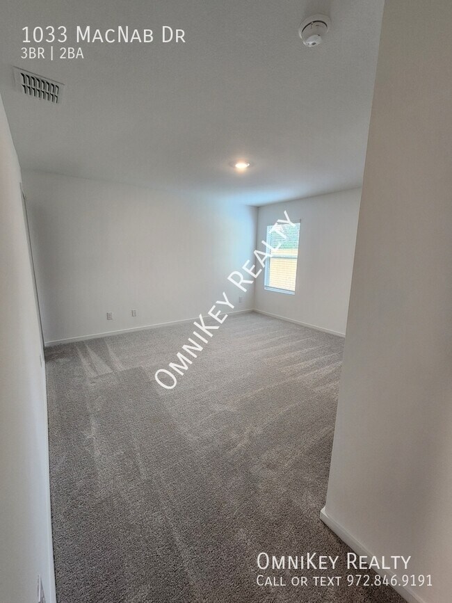 Building Photo - 1033 Macnab Dr
