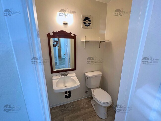 Building Photo - Newly upgraded 3 bd/1.5 bath with fenced yard
