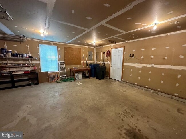 Building Photo - 28405 Pinehurst Cir