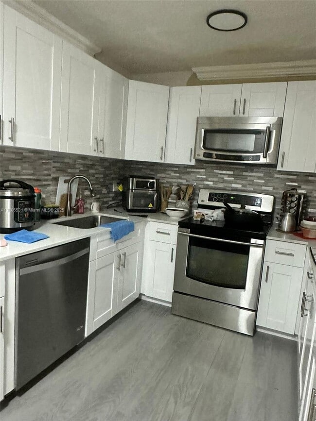 Building Photo - 4361 SW 49th Ct