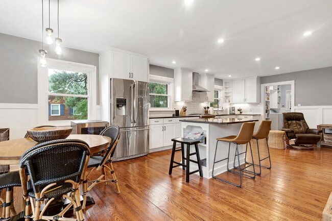 Building Photo - 121 S Main St