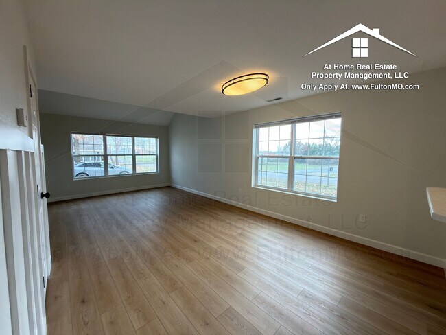 Building Photo - Greystone Court Duplex 1011-1013