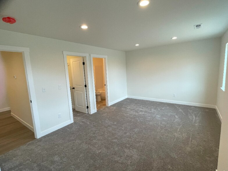 Building Photo - 502 E 2nd Ave