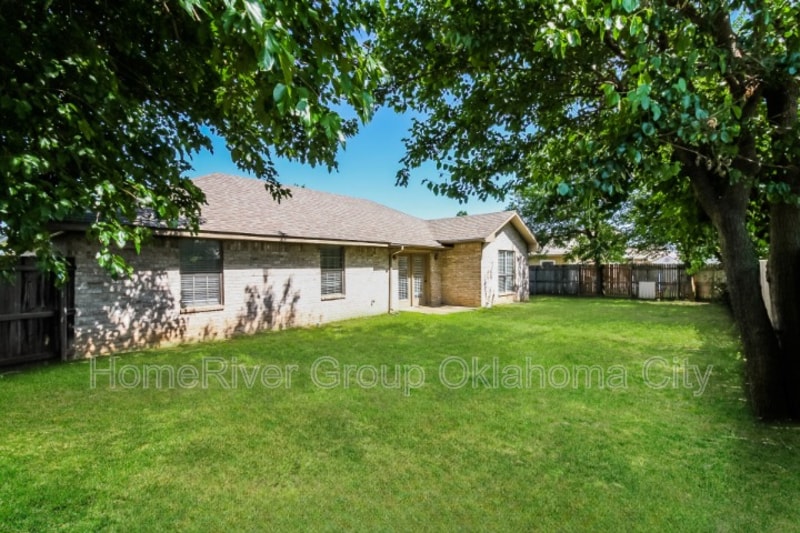 Building Photo - 2521 Ridgewood Dr