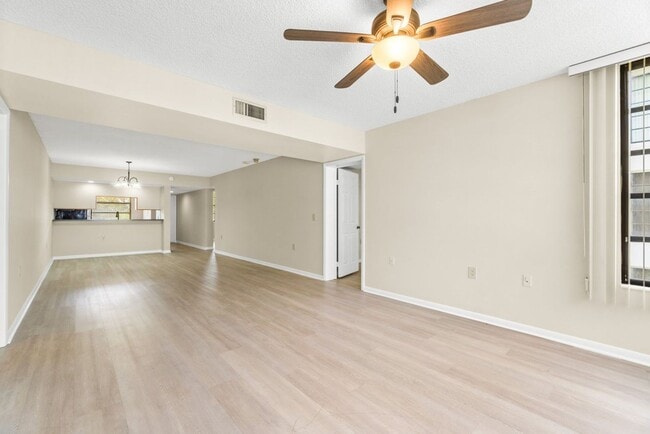 Building Photo - Spacious 2BR/2BA Condo at Whitehall - West Palm Beach