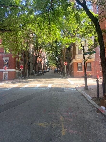 Primary Photo - 17 Phillips St