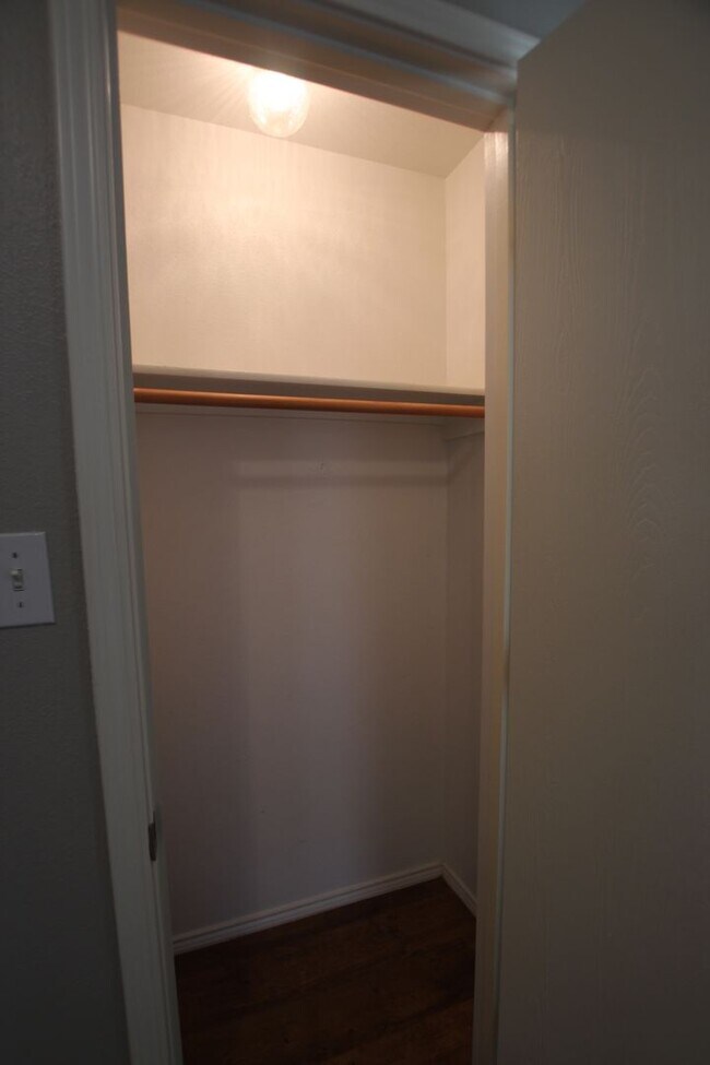 Building Photo - Beautiful 4 bedroom 2 bath home in Flint!