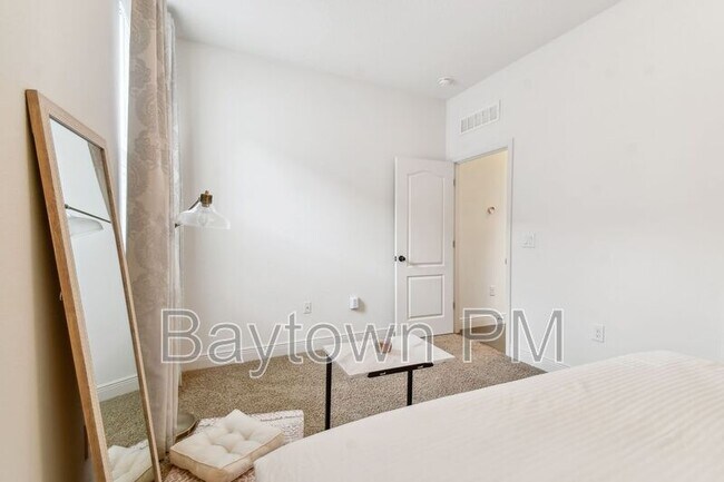 Building Photo - 10530 Medford Lakes Dr