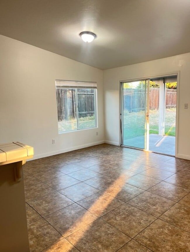 Building Photo - Single Family Home