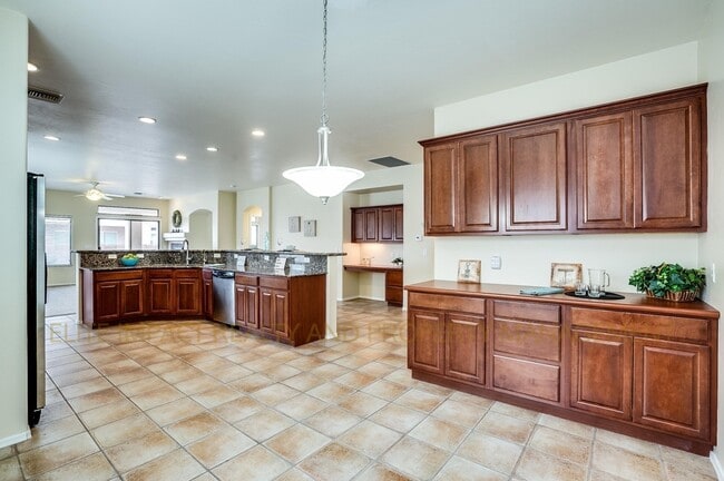 Building Photo - 316 W Sunrise Vista Dr