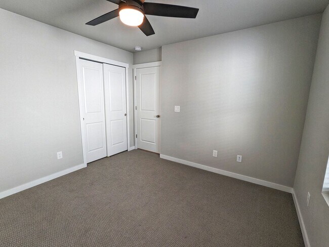 Building Photo - 3 Bedroom, 2.5 Bathroom with two car garage