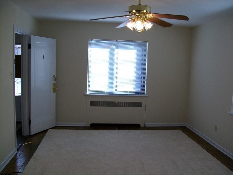 Primary Photo - 572 Howell Ave