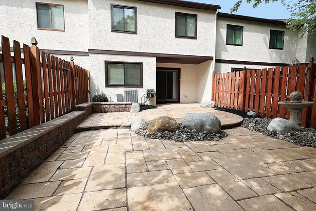 Building Photo - 72 5 Crown Royal Cir