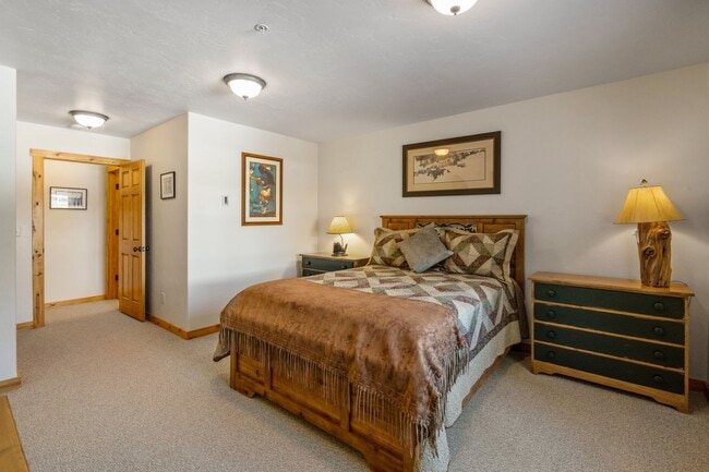 Building Photo - 4 Bed, 4 Bath Condo in The Big Sky Meadow with Garage!