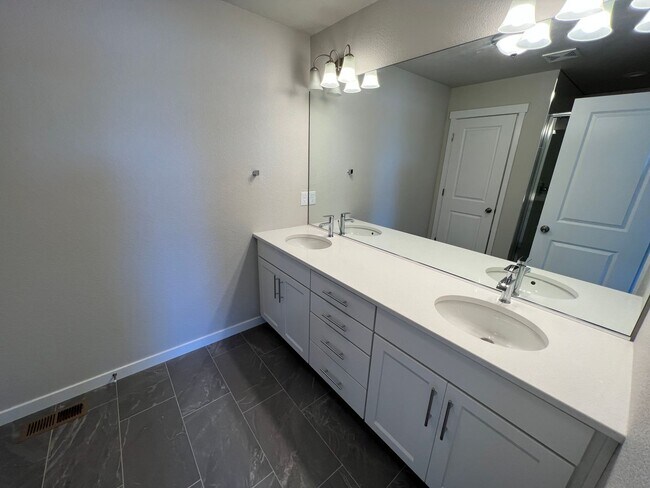 Building Photo - Modern 3 Bed 3 Bath Townhome off of N Carefree and Tutt!!! **Built in 2023**