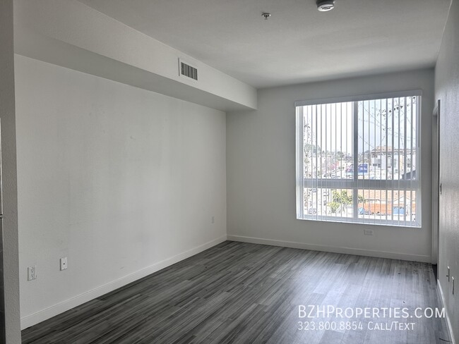 Building Photo - 704 N Alvarado St