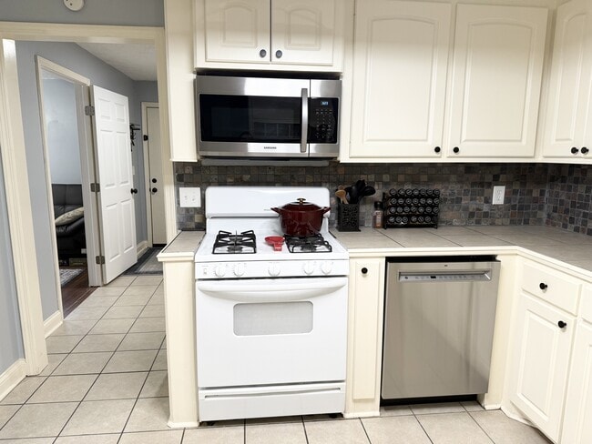 Building Photo - 3251 Crafton St