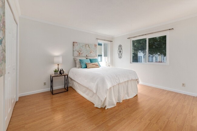 Building Photo - Excellent lower level Condo in Gated Warm ...