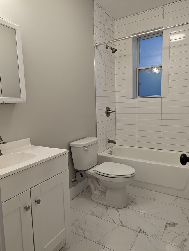 Building Photo - 192 Kensington Ave