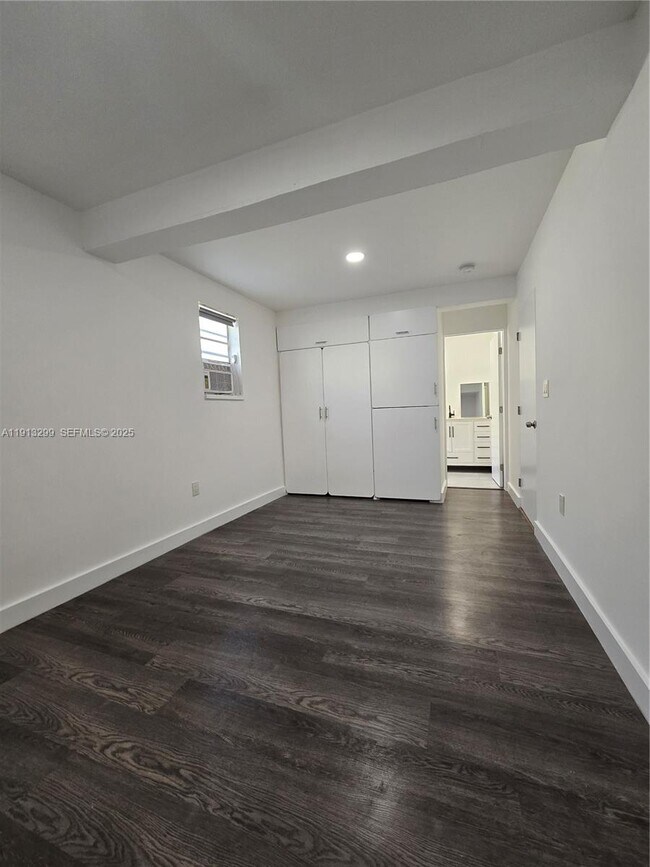 Building Photo - 1629 SW 6th St