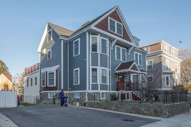 Building Photo - 27 Howland St
