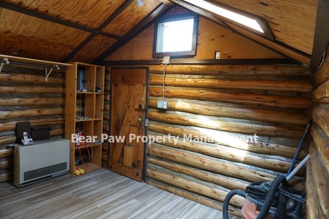 Building Photo - Cute Cabin in the Woods!!