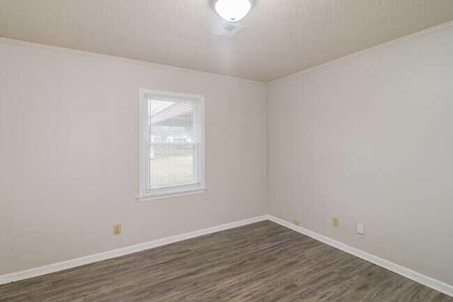 Building Photo - 2043 Kingsbury Dr
