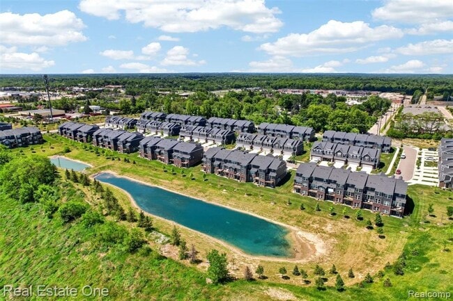 Building Photo - Modern 3-Bedroom Condo in Lake Orion Near I-75