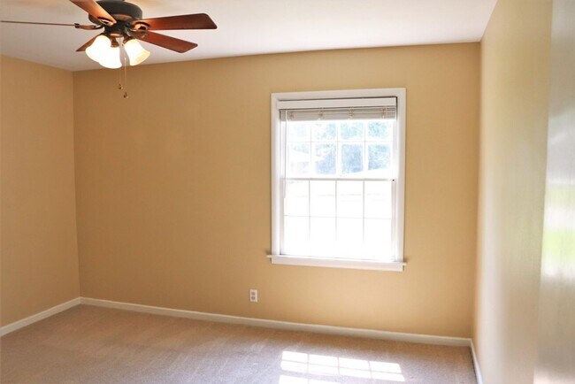 Building Photo - Charming 3-Bedroom + BONUS SUNROOM