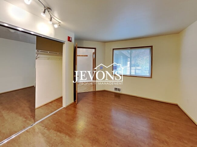 Building Photo - Fabulous 2 Bedrooms, 2 Bathroom, Top-Floor Condo in Klahanie