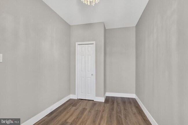 Building Photo - 2422 S Iseminger St