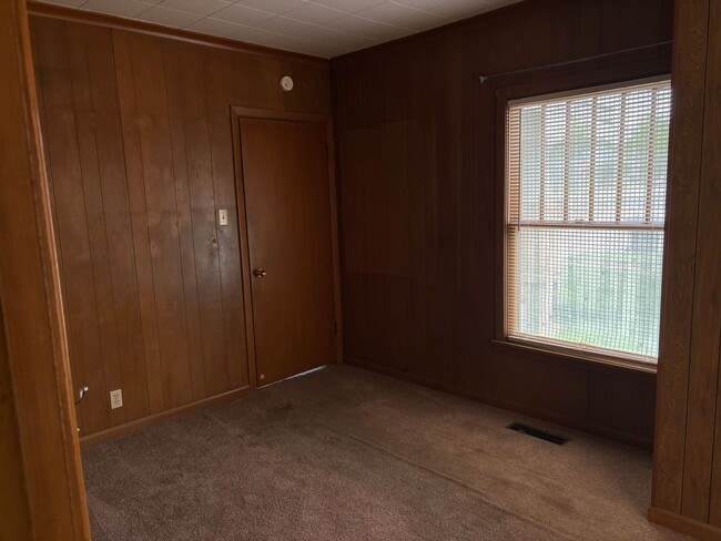 Building Photo - 4/1.5 Right in Downtown Denison!