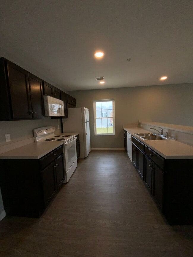 Building Photo - 200 Larkspur Ln