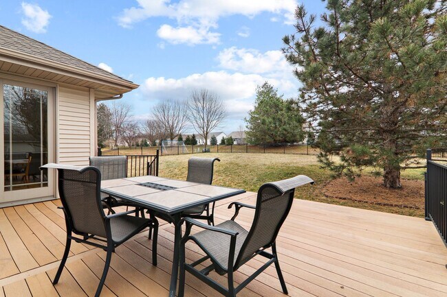 Building Photo - 9621 Shadow Wood Dr