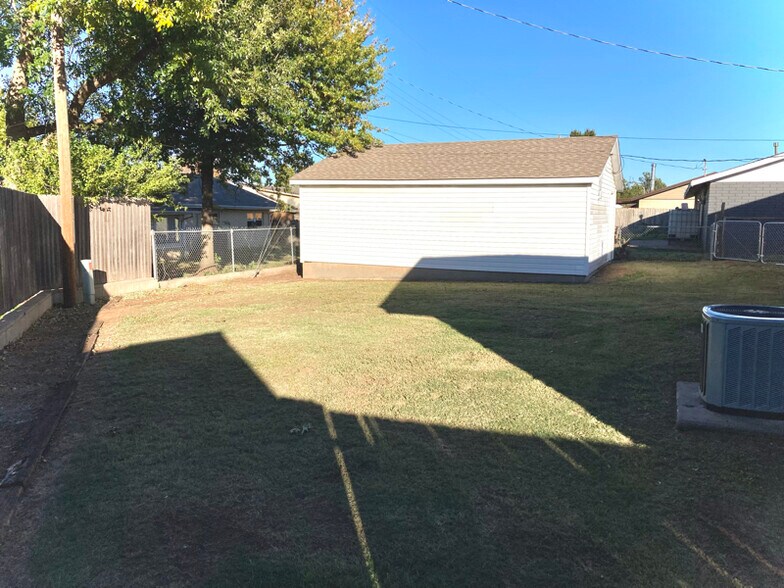 Building Photo - 612 W Matthews St