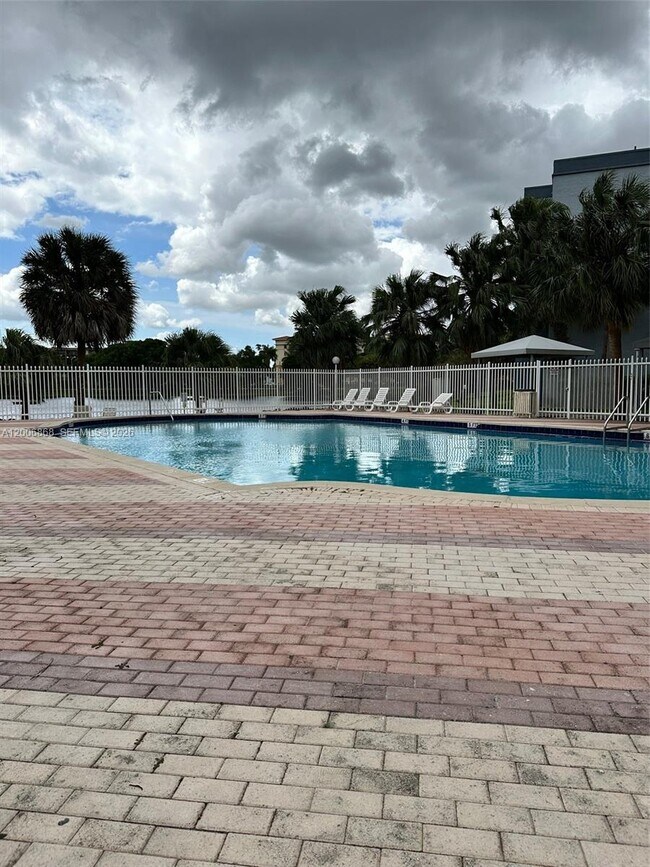 Building Photo - 9357 Fontainebleau Blvd