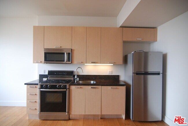 Building Photo - 460 S Spring St