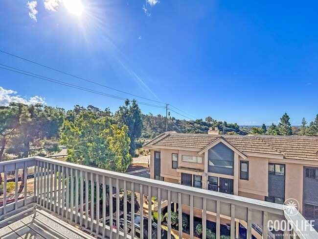 Building Photo - Beautiful 2BD/2.5BA W/ Updated Kitchen, and Attached Garage in Bay Ho!