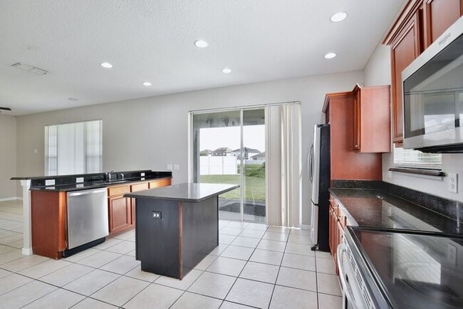 Building Photo - Gorgeous 4/2.5 Home with a 2 Car Garage Lo...
