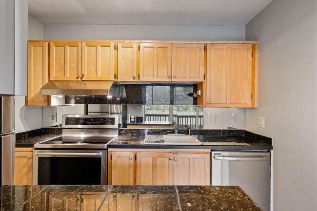 Building Photo - Spacious 1-bdrm/1-bath condo w/ 2 parking spaces. Balcony, fireplace, hot tub, & pool