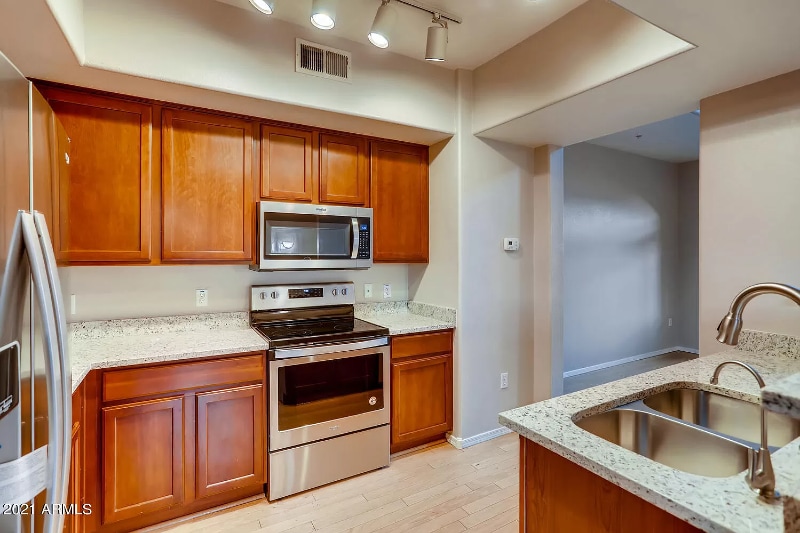 Building Photo - 2402 E 5th St