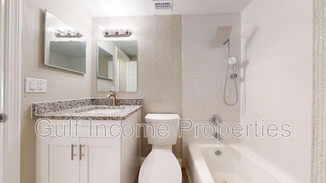 Building Photo - 2515 30th Ave Dr E