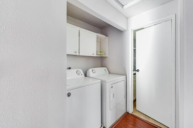 Building Photo - 9785 SW Lookout Terrace