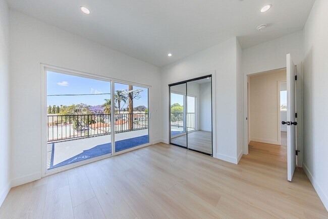 Building Photo - 2847 S Victoria Ave