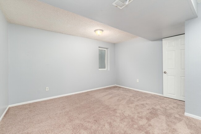 Building Photo - 5025 E Weaver Ave