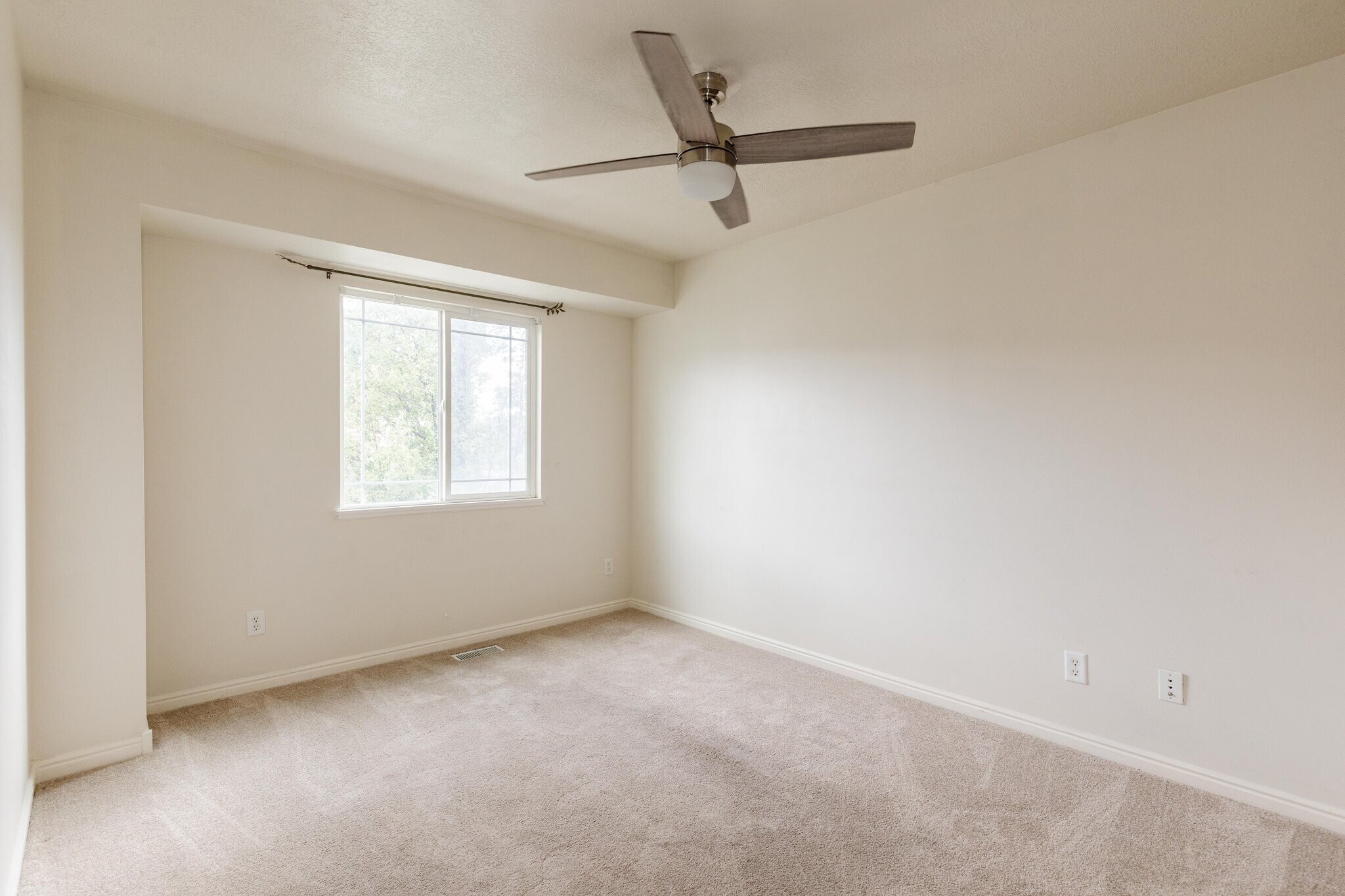 Building Photo - 484 W 1490 N