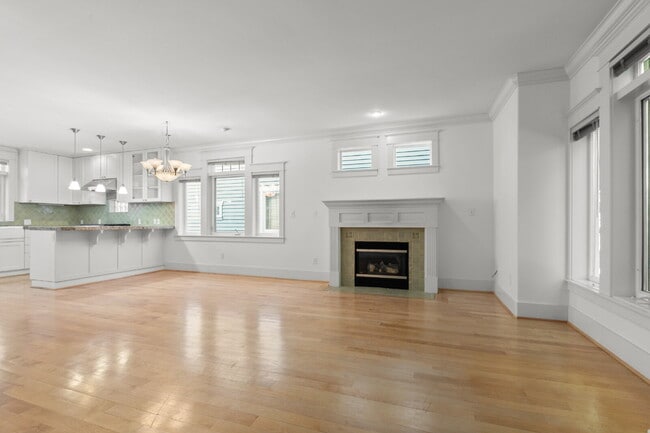Building Photo - Stunning Capitol Hill Townhome in Prime Seattle Location – 3BR / 3BA Available June 7